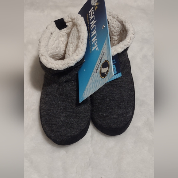 isotoner Shoes - Isotoner slippers shoes for women size 5/6